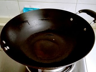 9、打断骨头连着筋的排骨藕汤,锅里倒少许油，烧热，有人会问排骨汤还要油？放油炒是增加排骨的香味