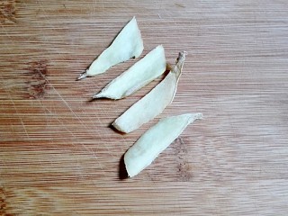 12、打断骨头连着筋的排骨藕汤,生姜切片