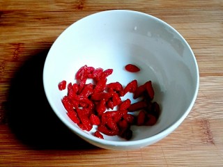 17、打断骨头连着筋的排骨藕汤,枸杞洗干净