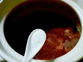 18、打断骨头连着筋的排骨藕汤,放进枸杞，盐调味