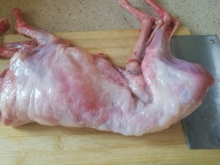 1、红烧小羊肉,新鲜小羔羊。