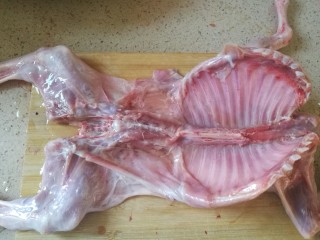 2、红烧小羊肉,清洗，去除内脏。