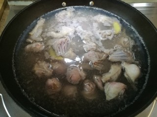 7、红烧小羊肉,烧开，去除白沫。