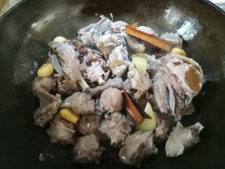 11、红烧小羊肉,倒入小羊肉，翻炒几下。