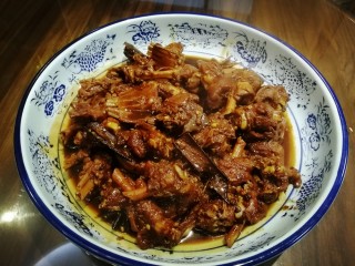 17、红烧小羊肉,装盘。