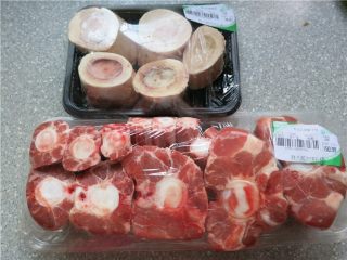 1、大补气血牛尾汤,将牛尾巴、骨髓洗净