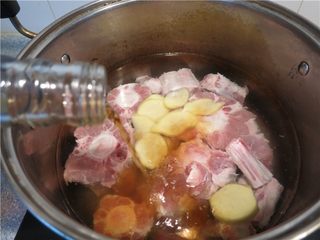 4、大补气血牛尾汤,再将牛尾、牛骨髓、生姜、料酒一起下入清水锅中焯水