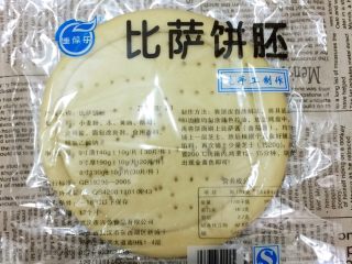 1、第一次DIY 杂蔬火腿肠披萨????饼,披萨饼胚从冰箱取出解冻。