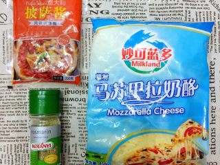 3、第一次DIY 杂蔬火腿肠披萨????饼,准备披萨酱、迷迭香香草，马苏里拉芝士碎从冰箱取出。
