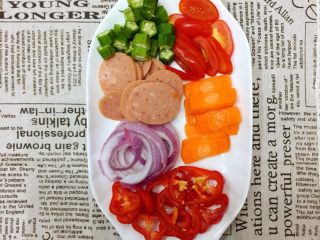 5、第一次DIY 杂蔬火腿肠披萨????饼,洋葱、红辣椒切成圈，胡萝卜、火腿肠、樱桃番茄切成大片备用。