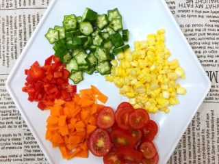 6、第一次DIY 杂蔬火腿肠披萨????饼,红辣椒切成碎备用。