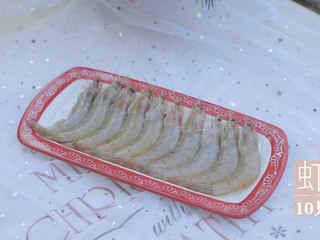 1、幸运芝士虾「厨娘物语」,10只虾去除虾线，剪去头，在虾尾部分切一刀但是不要切断。