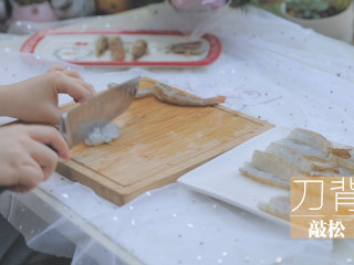 4、幸运芝士虾「厨娘物语」,沿虾身开背，将虾背打开用刀背敲松虾肉（防止煎虾的时候卷曲）。