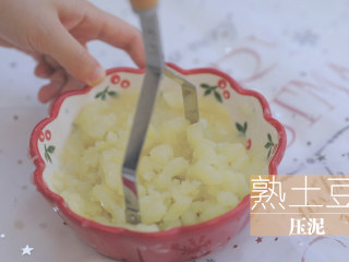 6、幸运芝士虾「厨娘物语」,接着我们来做一个西兰花圣诞树，中间我们用土豆泥做树桩，2个土豆切块，放入蒸锅大火15分钟蒸熟，取出碾压成泥。