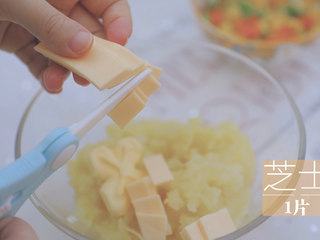 7、幸运芝士虾「厨娘物语」,倒入一个较大的碗中，加入10g安佳黄油、1片安佳芝士、50g焯熟蔬菜丁、1g盐、1g黑胡椒搅拌均匀。（芝士可以剪小块放入比较好融化，蔬菜丁我挑了青豆、玉米粒、还有胡萝卜丁）
