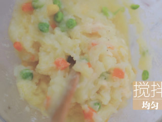 8、幸运芝士虾「厨娘物语」,倒入一个较大的碗中，加入10g安佳黄油、1片安佳芝士、50g焯熟蔬菜丁、1g盐、1g黑胡椒搅拌均匀。（芝士可以剪小块放入比较好融化，蔬菜丁我挑了青豆、玉米粒、还有胡萝卜丁）