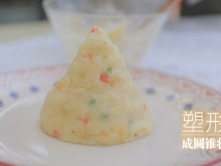 9、幸运芝士虾「厨娘物语」,取一个比较大的碟。将土豆泥堆入碟中塑形成圆锥状。 
