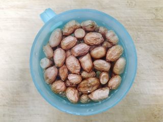 2、花生莲藕排骨汤,花生剥好过后，也要提前泡一泡