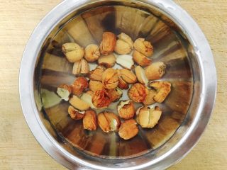 3、花生莲藕排骨汤,莲子也要泡一泡