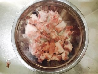 4、花生莲藕排骨汤,排骨砍成一块块的以后，提前三十分钟用凉水泡出血水