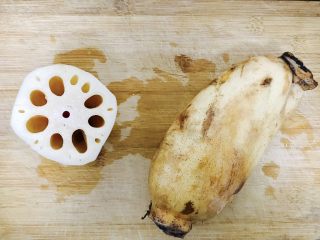 5、花生莲藕排骨汤,把莲藕洗干净以后，削皮