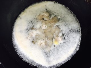 8、花生莲藕排骨汤,大火烧开，把排骨的血水再次煮出来