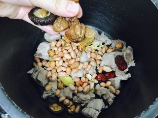 12、花生莲藕排骨汤,加入泡发好的香菇们