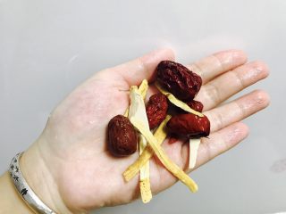 10、花生莲藕排骨汤,将红枣等配料洗干净准备好