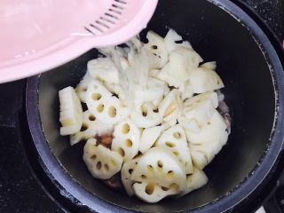 14、花生莲藕排骨汤,高压锅中，一次性加入足够的水