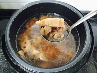 18、花生莲藕排骨汤,做最后的调味，适当加入盐和白糖，味道合适就可以了。莲藕和花生已经煲得很粉了，喜欢那样的口感！