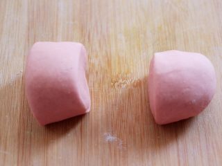 5、花样小螃蟹馒头,把醒发好的面团排气揉匀后，分成两份。