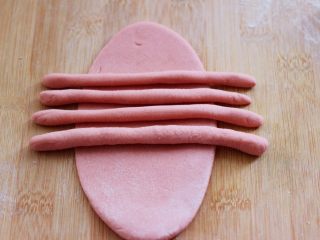 8、花样小螃蟹馒头,把小螃蟹的小腿放到主体面片上，把最粗的蟹子腿放到最靠近自己的位置。