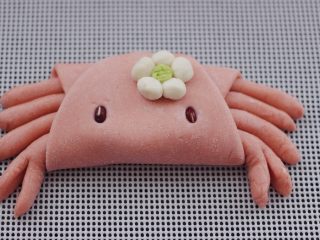 14、花样小螃蟹馒头,中间再放一个其它颜色的面团做为花芯，我是加了一点抹茶粉。