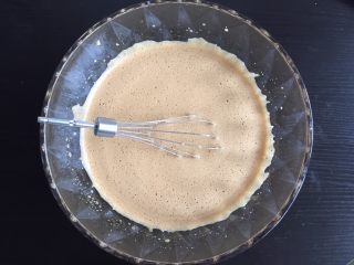 6、红枣糕,加入玉米油，顺时针搅拌均匀