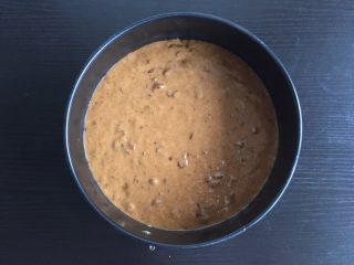 11、红枣糕,入模具，我用的八寸戚风模具，入模后从距离桌面5厘米处落下，重复3次，振出大气泡