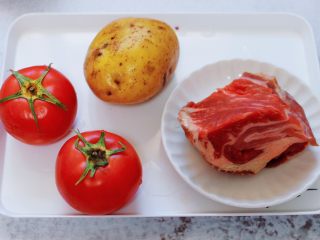 1、番茄牛肉炖土豆,首先备齐所有的食材。