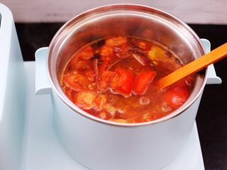 10、番茄牛肉炖土豆,这个时候把翻炒好的番茄倒入锅中。