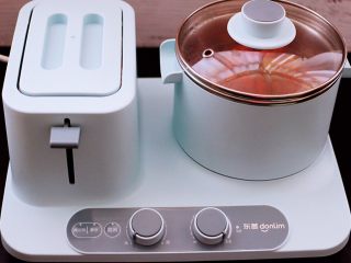 11、番茄牛肉炖土豆,大火煮沸后,盖上锅盖小火慢慢炖煮20分钟左右。