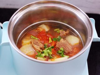 14、番茄牛肉炖土豆,大火煮沸关火,撒上香菜段即可。