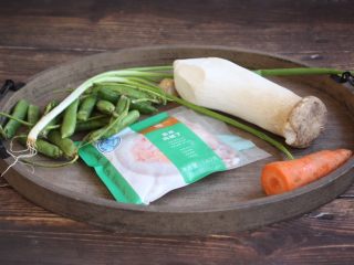 1、鸡丁炒豌豆杏鲍菇,准备好食材。