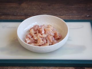 3、鸡丁炒豌豆杏鲍菇,将鸡腿肉丁提前鸡冻。