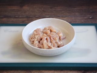 4、鸡丁炒豌豆杏鲍菇,放入少许的白胡椒粉、少许的生抽、1勺的白糯米酒、1勺的淀粉，将它们充分抓 拌均匀，腌制10分钟备用。