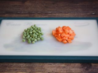 5、鸡丁炒豌豆杏鲍菇,豌豆剥皮，胡萝卜切成丁。