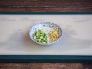 6、鸡丁炒豌豆杏鲍菇,小香葱切成葱花，姜切成末。
