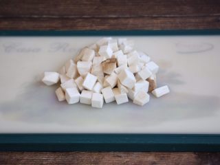 7、鸡丁炒豌豆杏鲍菇,杏鲍菇清洗干净，切成骰子大小的丁。