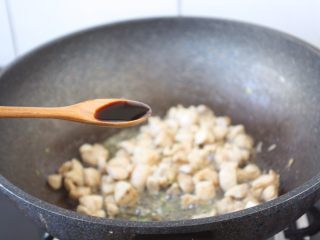 11、鸡丁炒豌豆杏鲍菇,放入1勺的酱油。
