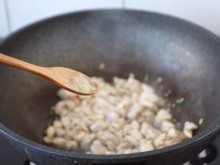 9、鸡丁炒豌豆杏鲍菇,热锅凉油，爆香葱花和姜末，放入鸡丁，炒至变色，放入少许的白胡椒粉。