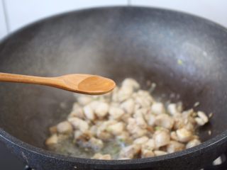 10、鸡丁炒豌豆杏鲍菇,放入1勺的白糯米酒。