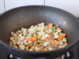 13、鸡丁炒豌豆杏鲍菇,翻炒均匀。