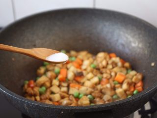 14、鸡丁炒豌豆杏鲍菇,最后加少许盐调味。